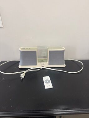 Y2K iLive ISPK2806 desktop speaker system with an iPod dock and remote control